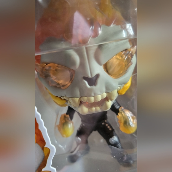 Ghost Panther # 860 Funko + Plastic Protector Box - Picture 4 of 6